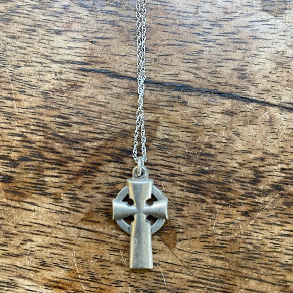 Sterling silver cross on a box sterling chain unisex - Picture 2 of 5
